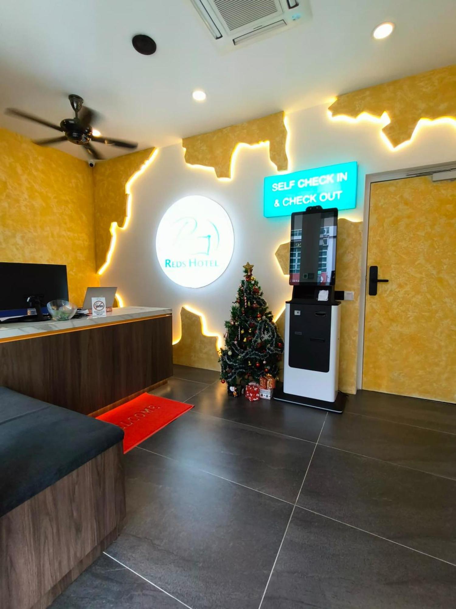 Red'S Hotel Bintulu Exterior photo