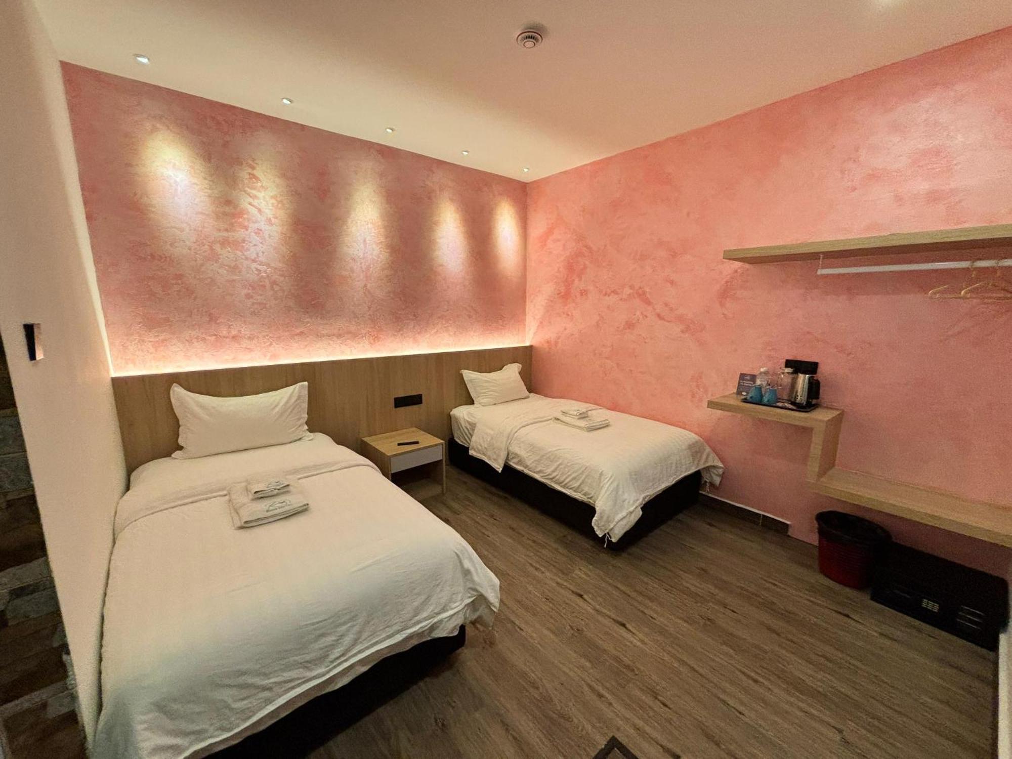 Red'S Hotel Bintulu Exterior photo